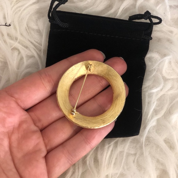 Vintage Women's Gold Circular Brooch With a Black Velvet Bag - Picture 3 of 3
